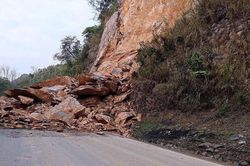 Sạt lở đất đá trên Quốc lộ 6 khiến 3 người bị vùi lấp
