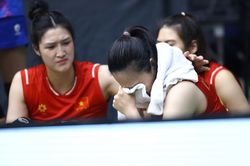 Đội tuyển bóng chuyền nữ bật khóc sau khi thua Thái Lan ở chung kết