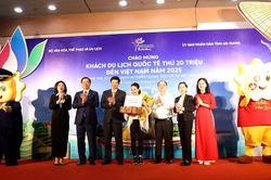 Nữ du khách Ba Lan xúc động khi được chào đón là vị khách thứ 20 triệu