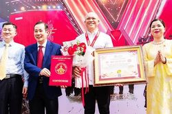 Nhiếp ảnh gia Nguyễn Á nhận kỷ lục Việt Nam