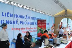 Hơn 30.000 lượt khách đến với Liên hoan Ẩm thực và Du lịch làng nghề 2025