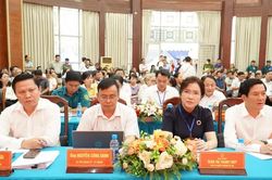 Bí thư Thành ủy TP Hồ Chí Minh Trần Lưu Quang lắng nghe ý kiến cử tri