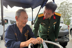 Trao quà của Quân ủy Trung ương-Bộ Quốc phòng hỗ trợ người dân vùng lũ thành phố Huế