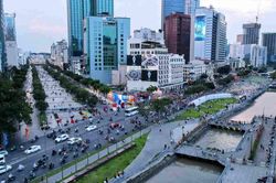 Xây dựng hai cầu đi bộ qua đường Tôn Đức Thắng