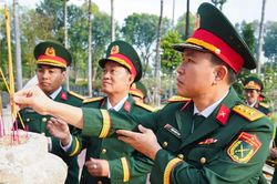 Bộ Tư lệnh TPHCM dâng hương tưởng nhớ các Anh hùng liệt sĩ