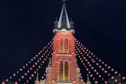 'Nhà thờ hồng' Tân Định rực rỡ ánh đèn, điểm check-in Noel không thể bỏ qua