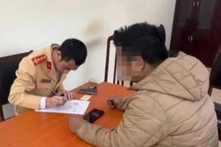 Xử phạt người đàn ông lái xe máy biển xanh không đội mũ đi trên phố Hà Nội