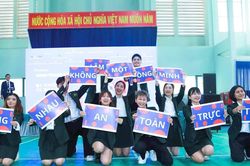 'Không một mình' trên không gian số