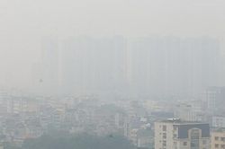 Bụi mịn, ô nhiễm không khí bủa vây đời sống người dân Hà Nội