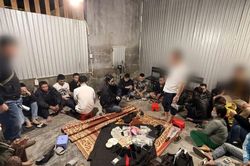 Kiểm tra quán cà phê, Công an phát hiện 18 con bạc đang 'sát phạt'