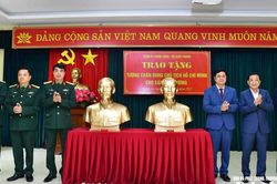 Quân ủy Trung ương, Bộ Quốc phòng trao tặng tượng chân dung Chủ tịch Hồ Chí Minh cho các xã, phường