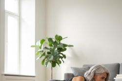 Mất cơ sau 30 tuổi: 3 bài tập tăng sức mạnh tại nhà