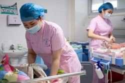 Sinh con '0 đồng': Nỗ lực đảo chiều suy giảm dân số
