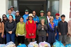Trao hơn 1.000 suất quà cho người dân vùng biên giới bị ảnh hưởng mưa lũ