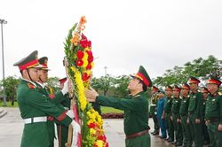 Đoàn công tác Bộ Tư lệnh Quân khu 5 dâng hương tưởng niệm các anh hùng liệt sĩ, Mẹ Việt Nam anh hùng