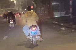 Xử phạt người đàn ông đầu trần lái xe máy biển xanh lao vut vút trên phố Hà Nội
