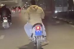 Xử phạt tài xế 'đầu trần' điều khiển xe máy biển xanh giữa phố Hà Nội
