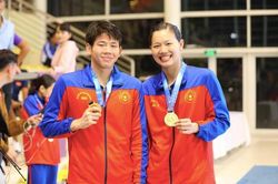 Bơi qua bóng huyền thoại