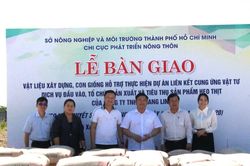 Bàn giao vật tư, con giống thực hiện mô hình liên kết sản xuất