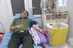 Chiến sĩ công an Khánh Hòa hiến máu cứu bệnh nhân nguy kịch