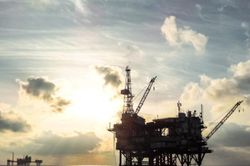 Giá dầu giữ ở mức thấp nhất từ 2021 nhờ kỳ vọng hòa bình Ukraine và nguy cơ dư cung