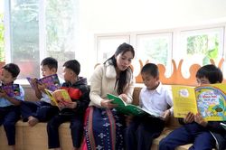 Bàn giao thư viện cho Điểm trường Alua, xã Tây Giang