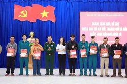 Bộ Chỉ huy Quân sự thành phố Đà Nẵng thăm, tặng quà người dân xã Gò Nổi