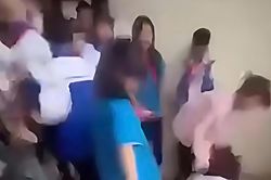 Nữ sinh lớp 8 bị nhóm bạn đánh hội đồng trong trường học, hiệu trưởng nói gì?