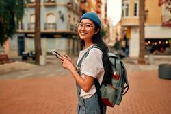 Tuổi 20 nên tiết kiệm tiền hay sống trọn vẹn với trải nghiệm?
