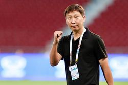 HLV Kim Sang Sik xứng danh 'phù thủy', cứ tung ai vào sân là người đó tỏa sáng