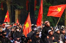 Người dân Hà Nội đổ ra đường ăn mừng U22 Việt Nam giành HCV SEA Games 2025