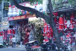 Phố Hàng Mã trầm lắng mùa Giáng sinh: Người bán chật vật, người mua thắt chặt chi tiêu
