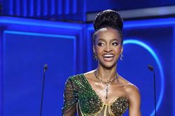 Miss Cosmo South Africa xử lý chuyên nghiệp sự cố váy dạ hội