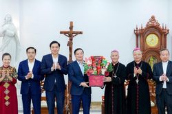 Lãnh đạo tỉnh Nghệ An thăm, chúc mừng Tòa Giám mục Giáo phận Vinh nhân Lễ Giáng sinh 2025