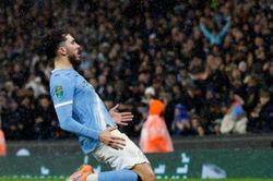 Rayan Cherki lập siêu phẩm, Man City vào bán kết EFL Cup