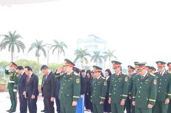 Lãnh đạo thành phố Đà Nẵng dâng hương tưởng niệm các anh hùng liệt sĩ