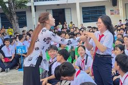 Mang bài chòi, dân ca vào học đường