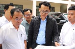 Phó Chủ tịch UBND thành phố Trần Anh Tuấn kiểm tra thực tế các dự án trường học