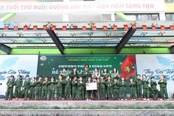 Khóa 'huấn luyện quân sự' đặc biệt ở trường mầm non Tuổi thơ