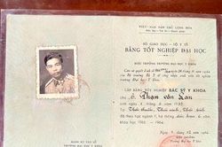 Tấm bằng đại học Y gần 60 năm tuổi và câu chuyện về một bác sĩ quân y