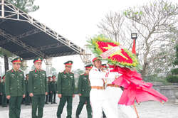 Bộ CHQS TP Huế: Dâng hương, dâng hoa tại nghĩa trang liệt sĩ thành phố