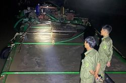 Bắt giữ tàu sắt chở hơn 81 m3 cát 'lậu' ở Vĩnh Long