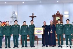 Bộ Tư lệnh Quân khu 4 chúc mừng Tòa Giám mục Giáo phận Vinh nhân dịp Lễ Giáng sinh