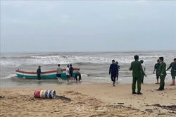 Tìm kiếm ngư dân nghi mất tích trên thuyền đánh cá trôi dạt vào bờ