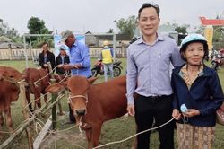 Trao sinh kế cho hộ nghèo