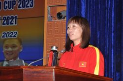 'Ngả mũ' trước cô gái vàng xứ Quảng