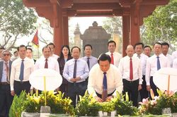 Dâng hương tưởng niệm Đại thi hào Nguyễn Du