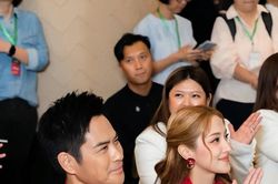 Hoa hậu Trần Khải Lâm giản dị bán socola cho thương hiệu riêng