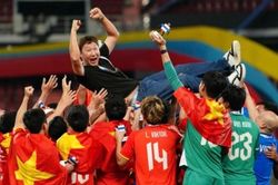 HLV Kim Sang-sik và cú ăn ba lịch sử của bóng đá Việt Nam