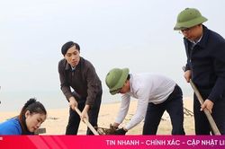 Ra quân làm sạch bãi biển Thiên Cầm, 'khởi động' đón khách du xuân